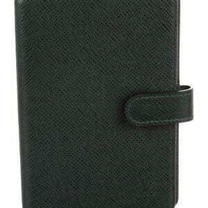 Vintage Smeraldo Taiga leather Louis Vuitton small ring agenda cover.